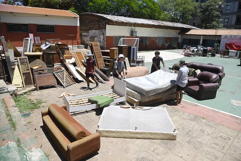 Camas, sofás, colchones y hasta ventanas se encontrarán a la venta en la feria, que arranca este sábado.