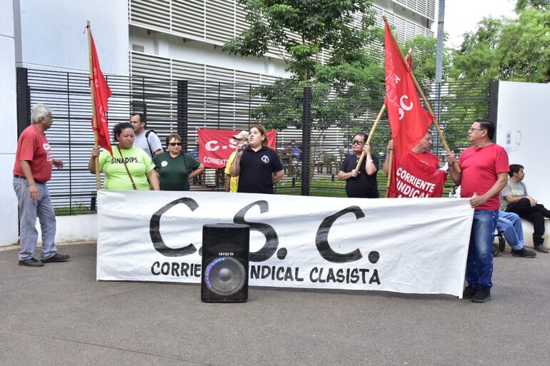 Miembros de la Corriente Sindical Clasista (CSC) frente al Hospital Ingavi del IPS.