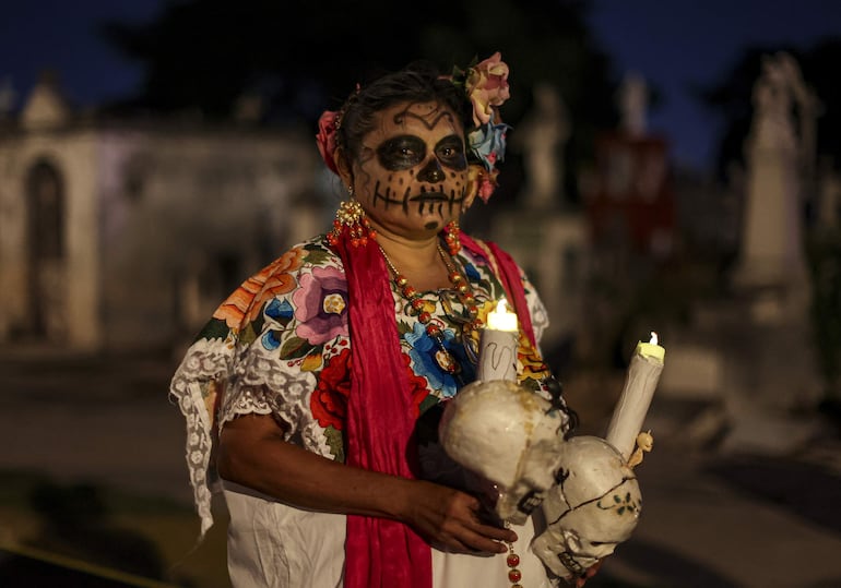 Una mujer disfrazada de catrina en el tradicional Paseo de las Ánimas, en Mérida (México). 