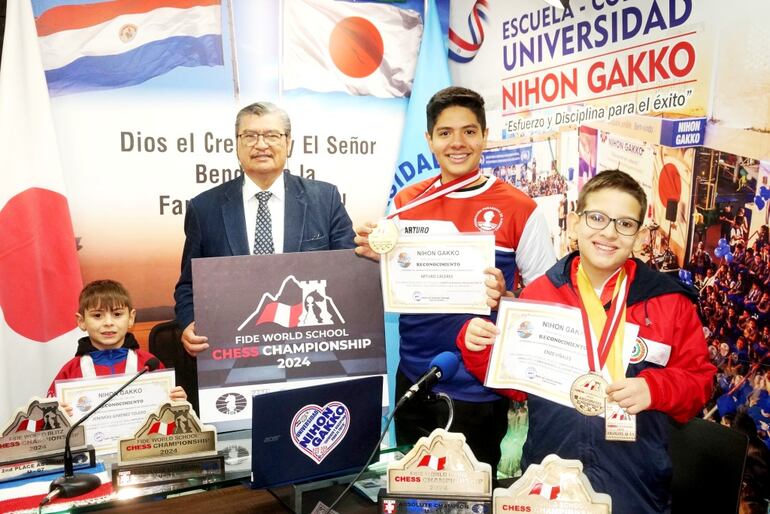 Jóvenes campeones de ajedrez, homenajeados.