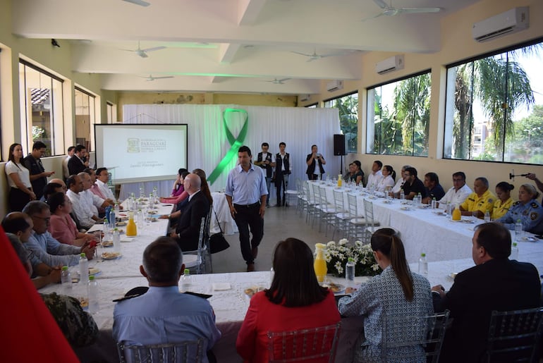 Durante la reunión que se realizó en el salón de la Gobernación, se informó que los distritos de Yaguarón y Pirayú cuentan con alto índice de violencia intrafamiliar y abuso sexual en niños.