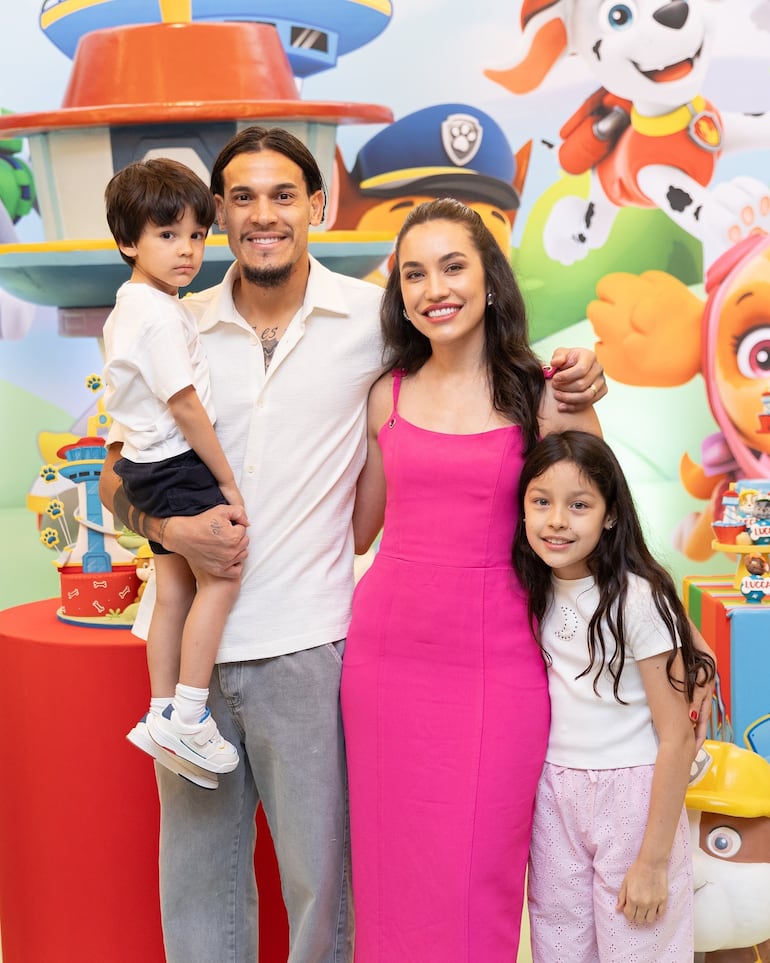 ¡Hermosa familia! El capitán albirrojo Gustavo Gómez y Jazmincita Torres con sus hijos Lucca y Pía. (Instagram/Jazmín Torres)