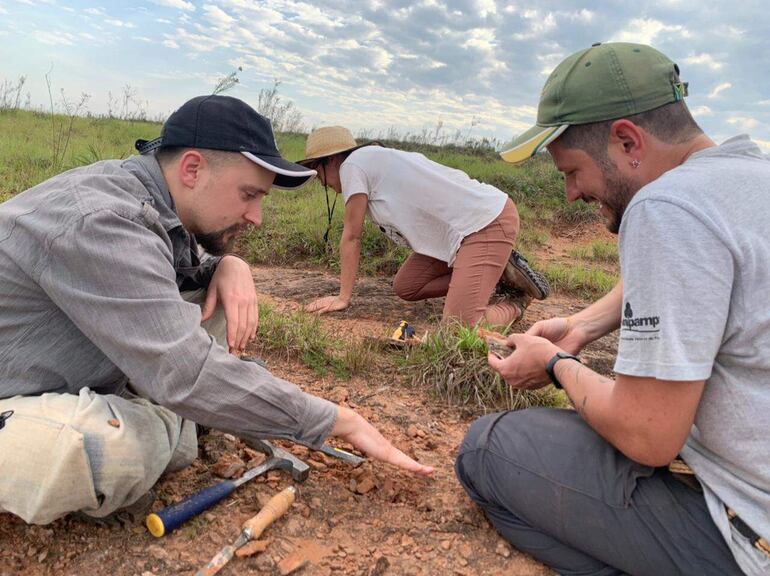 Los miembros del Laboratorio de Paleobiología del Campus São Gabriel de la Unipampa durante el trabajo de descubrimiento de los fósiles de un anfibio gigante más antiguo de los dinosaurios y del que solo se tenía referencia en Rusia, descubierto en una granja de la zona rural del municipio de Rosário do Sul en el sur de Brasil. Los fósiles de un anfibio gigante más antiguo que los dinosaurios y del que solo se tenía referencia en Rusia fue descubierto en el sur de Brasil, según informó este martes la Universidad Federal do Pampa (UniPampa). El centro universitario anunció así el descubrimiento del 'Kwatisuchus rosai', nombre dado por el término tupí 'kwati' (hocico largo) y la palabra 'rosai' en homenaje al profesor Átila Stock Da-Rosa, pionero en los descubrimientos paleontológicos en esa zona.