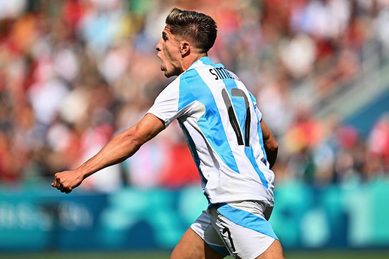 Giuliano Simeone, jugador de Argentina, festeja un gol en el partido frente a Marruecos por la primera fecha del Torneo de Fútbol masculino de los Juegos Olímpicos 2024.