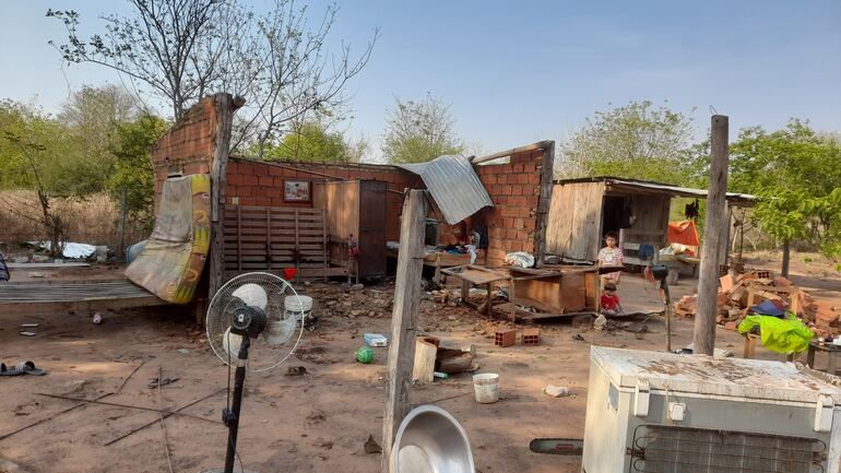 Así quedó esta vivienda tras el temporal del jueves en María Auxiliadora, del distrito de Fuerte Olimpo. Hasta el momento las familias siguen aguardando la asistencia de las autoridades.