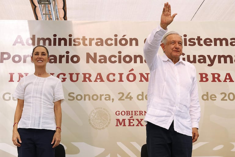 El mandatario mexicano, Andrés Manuel López Obrador (d), y la presidenta electa, Claudia Sheinbaum, durante una rueda de prensa en Guaymas (México). 