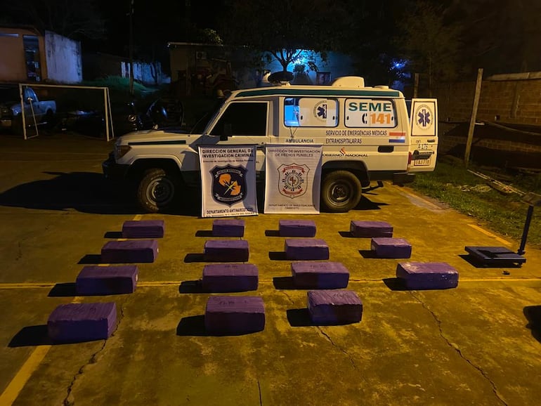 Una ambulancia del Ministerio de Salud fue interceptada con varios paquetes de presunta marihuana.