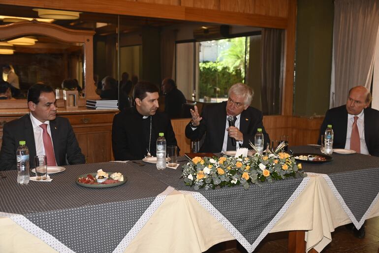 Rubén Ramírez (izq.), el nuncio Vincenzo Turturro (c), Carlos Jorge Biedermann y Robert Bosch.