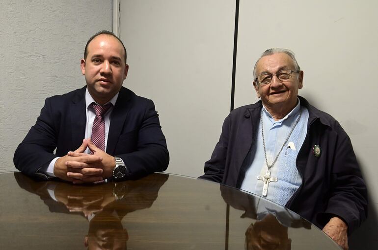 Oliver Narváez (izq.) y el Mons. Mario Melanio, miembro y presidente del Comité de Iglesias.