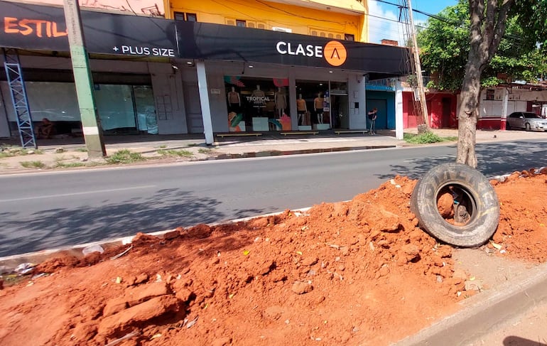 Ecombros, y cubiertas "adornan" el paseo central de la Avenida Fernando de la Mora.