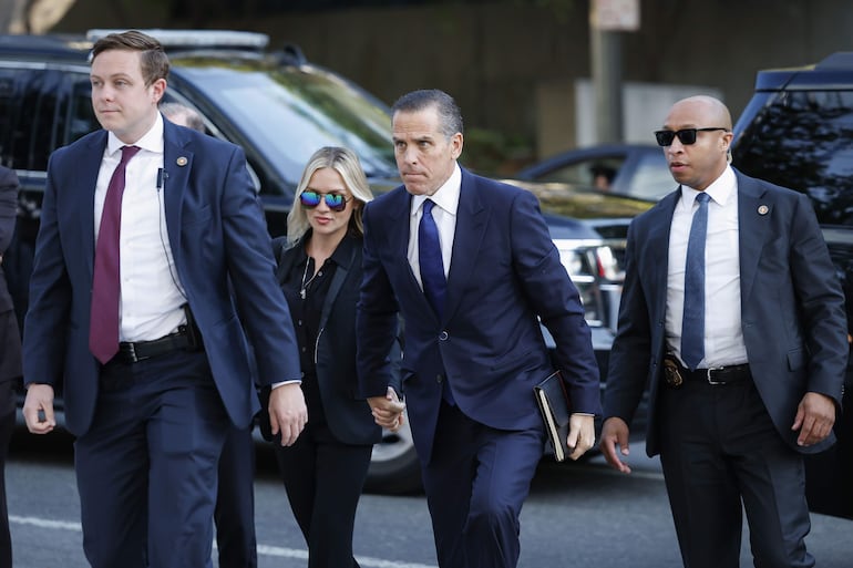 Hunter Biden (2do de la der) a su llegada al tribunal de Los Ángeles.