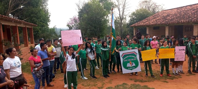 La comunidad educativa del colegio nacional San Nicolás de esta ciudad anunció a través de sus representantes que se reactivará la toma del local académico si el Ministerio de Educación (MEC) no responde al reclamo de los padres de familia que piden la reposición de rubros que fueron destinados a otro lugar.