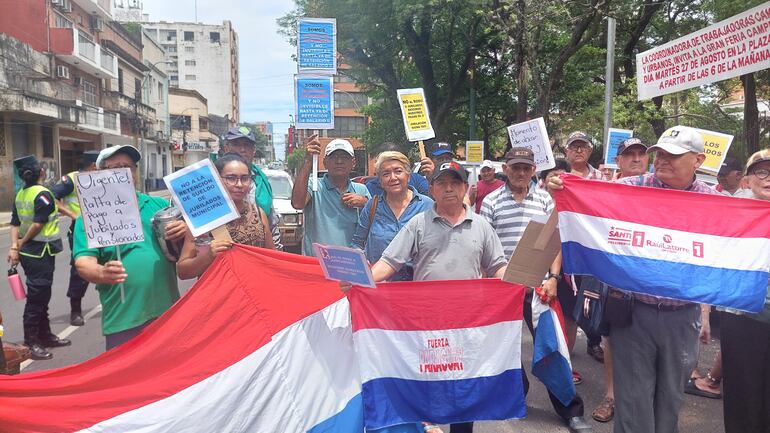 Un grupo de jubilados busca reunirse con el presidente de la ANR, Horacio Cartes.