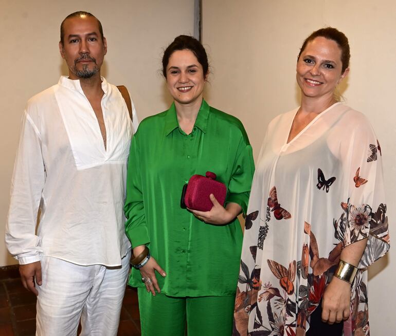 Marcos Benítez, Adriana Ortiz Semidei, ministra de Cultura y Natalia Antola.