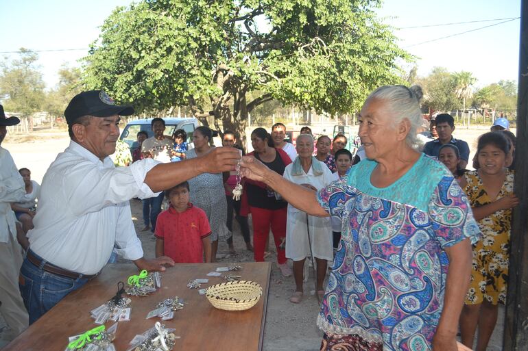 Una mujer ishir recibe las llaves de su nueva vivienda, en un día de plena felicidad para los favorecidos por el proyecto de hábitat digna.
