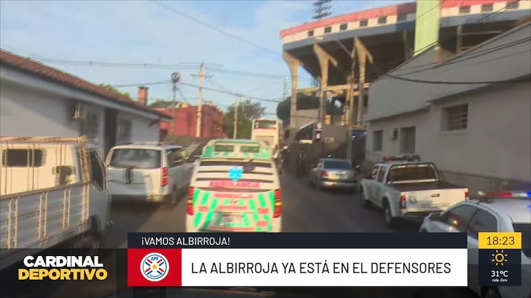 El bus de la selección de Paraguay llegando al estadio Defensores del Chaco para enfrentar a Argentina por las Eliminatorias Sudamericanas 2026.