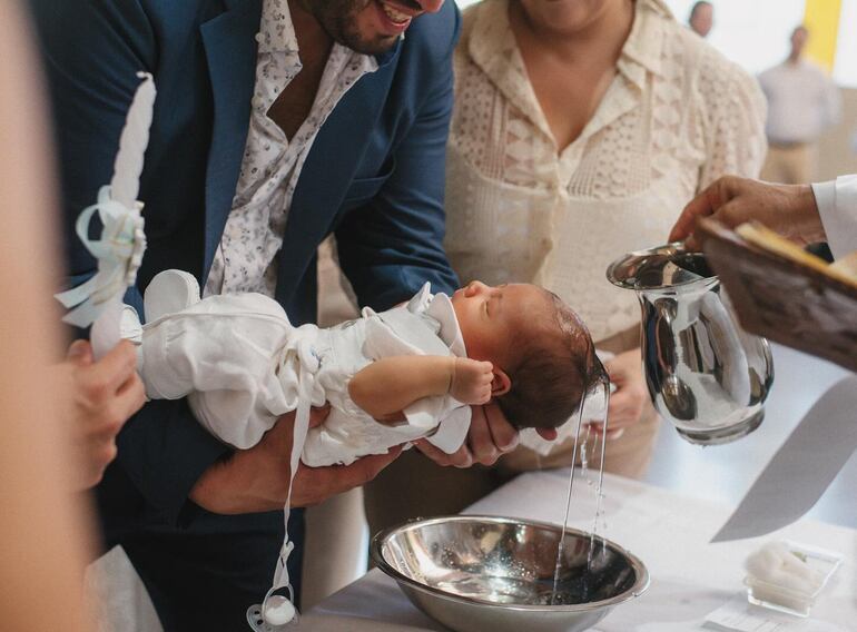 Zadquiel Ethan Romero recibiendo las aguas bautismales. (Instagram/Gabriela Miskinich)