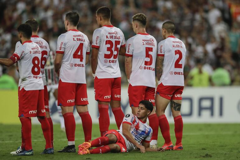 Los jugadores de Cerro Porteño realizan una barrera ante un tiro libre en contra en el partido contra Fluminense por la fase de grupos de la Copa Libertadores 2024.