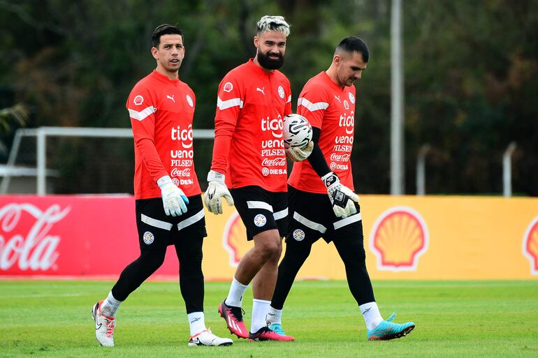 Desde la izquierda, los arqueros de Paraguay Juan Angel Espínola, Carlos Coronel y Santiago Rojas participan en un entrenamiento en el centro de entrenamiento CARDE en Ypané (Paraguay). Paraguay se prepara para enfrentar a Perú en la primera fecha de las Eliminatorias Sudamericanas al Mundial de 2026. 
