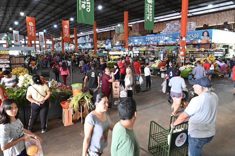 Repleto está el mercado Abasto Norte los fines de semana, que es cuando más gente aprovecha para salir a
comprar a buen precio.