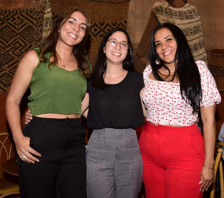 Claudia Fernández, Karina Gauto y Raquel Yriondo.