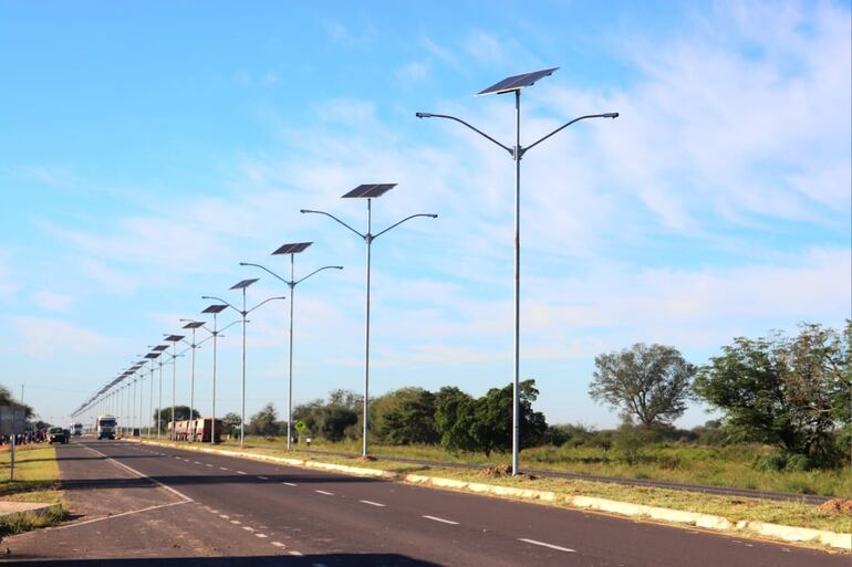 La lumínica nueva es alimentada con paneles de energía solar.