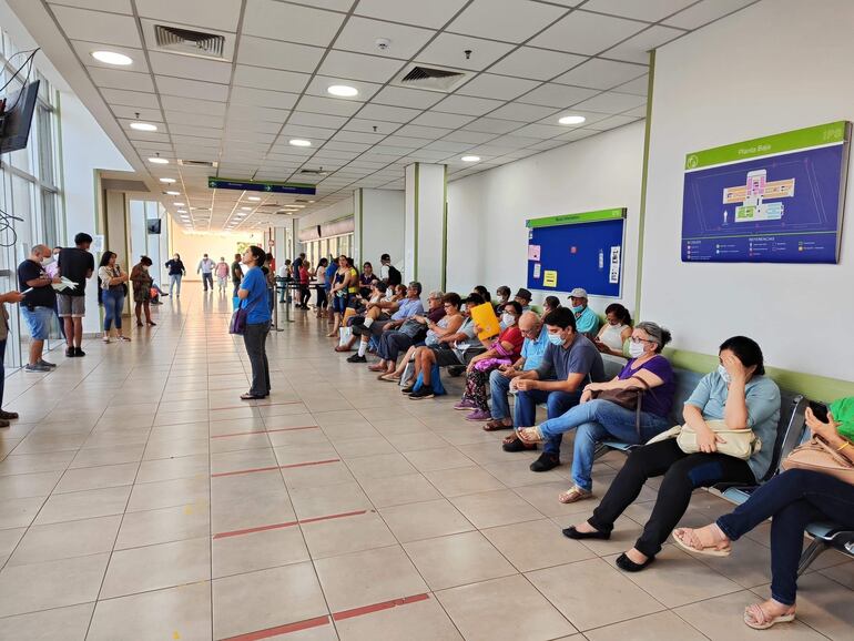 Asegurados esperan turno para retirar fármacos en la farmacia del Hospital Ingavi. Muchos se retiran sin el medicamento que buscan. 