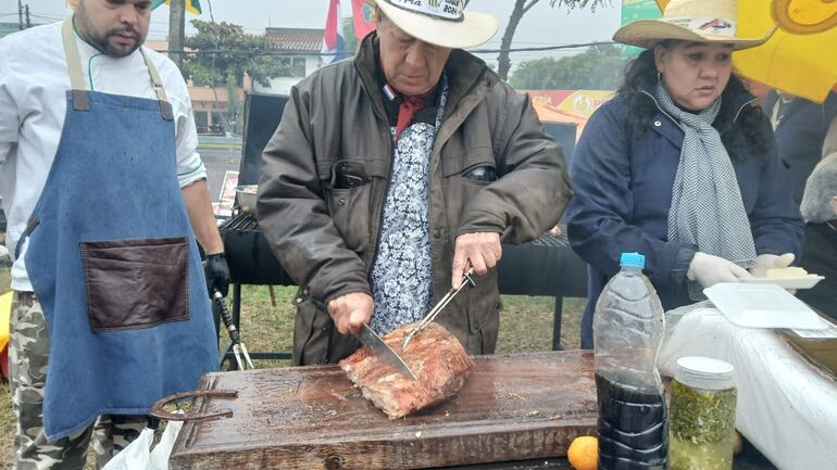 Walter Cañete preparando unos cortes.