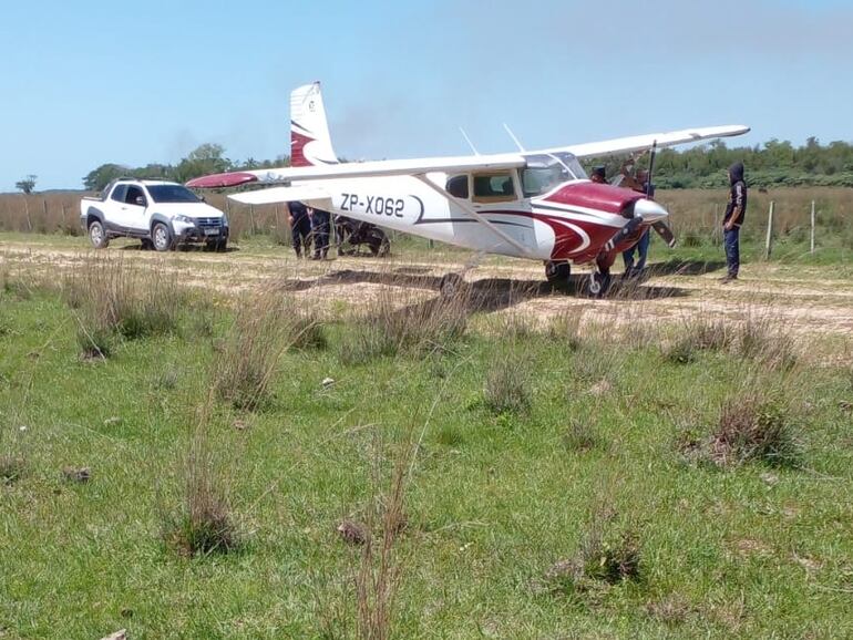 Fotografía tomada por pobladores de la zona de la avioneta tras el aterrizaje forzoso.