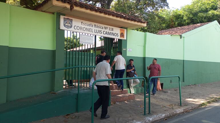 Padres de la Escuela Luis Caminos denunciaron que varias aulas del tercer ciclo no cuentan con aires acondicionados.