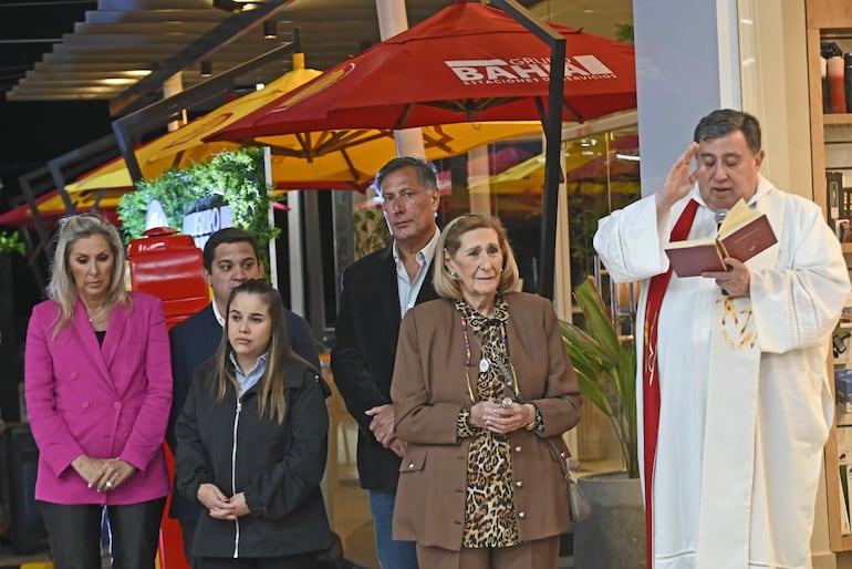 La reapertura contó con la bendición de un sacerdote.