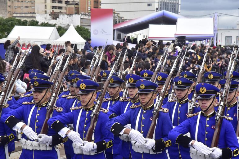 Militares exhibiendo sus bayonetas, marcharon de impecable azul por la Costanera de Asunción.