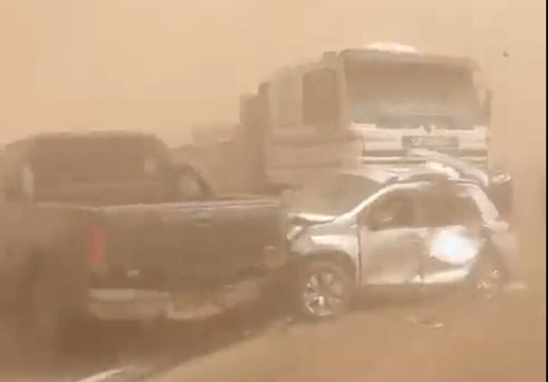 choques en cadena de casi 50 autos, ante fuerte viento y visibilidad nula, dejan dos muertos