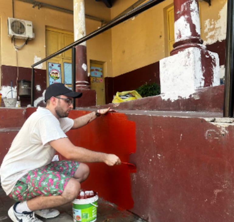 Jóvenes voluntarios ayudan en obras para mejorar Colegio República Argentina, en Asunción.