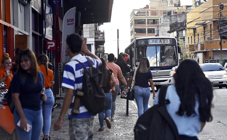 Los pasajeros aguardan durante horas por los colectivos en las paradas, expuestos al intenso calor. En muchos buses siquiera funciona el aire acondicionado.
FERNANDO ROMERO 08-03-24 ECONOMIA