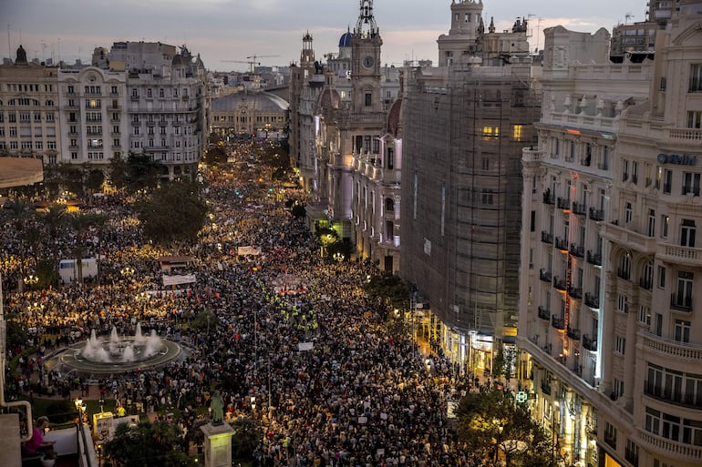 Múltiples protestas se desarrollaron en España este sábado. En la imagen, cerca de 40 organizaciones sociales, cívicas y sindicatos de izquierda de la Comunitat Valenciana celebran una manifestación en protesta por la gestión de la dana y con el lema "Mazón dimisión", en alusión al president de la Generalitat, que saldrá desde la plaza del Ayuntamiento y recorrerá varias calles del centro hasta llegar al Palau de la Generalitat.