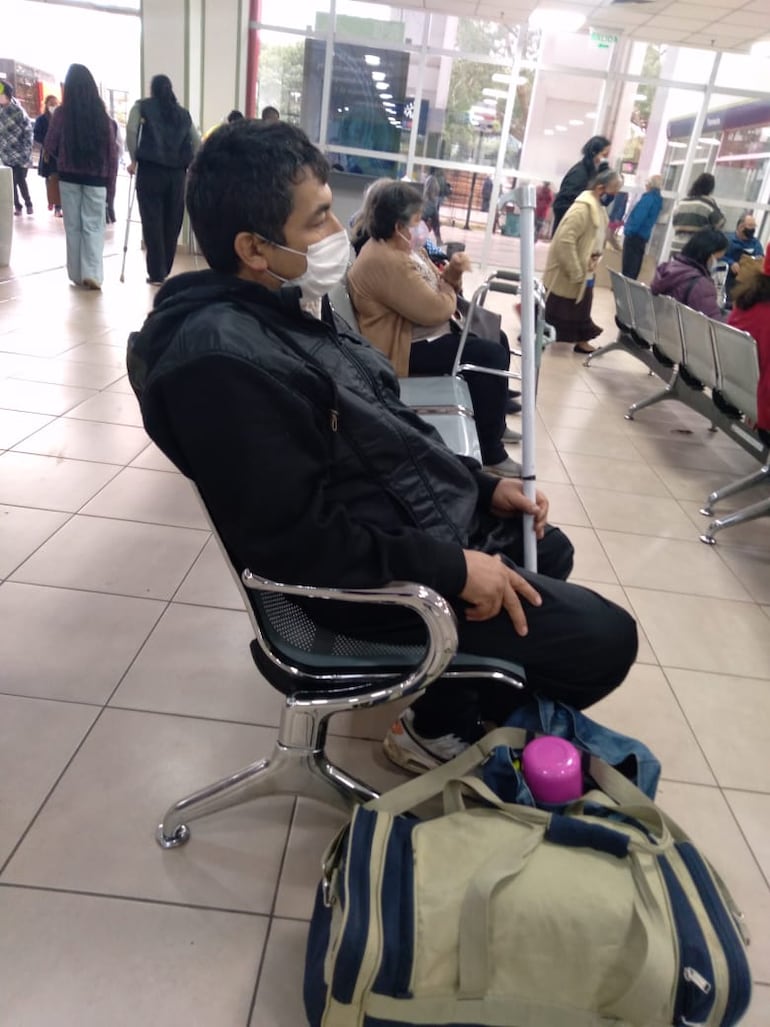 Victorio Rojas, de 58 años, esperando en el Hospital Ingavi.