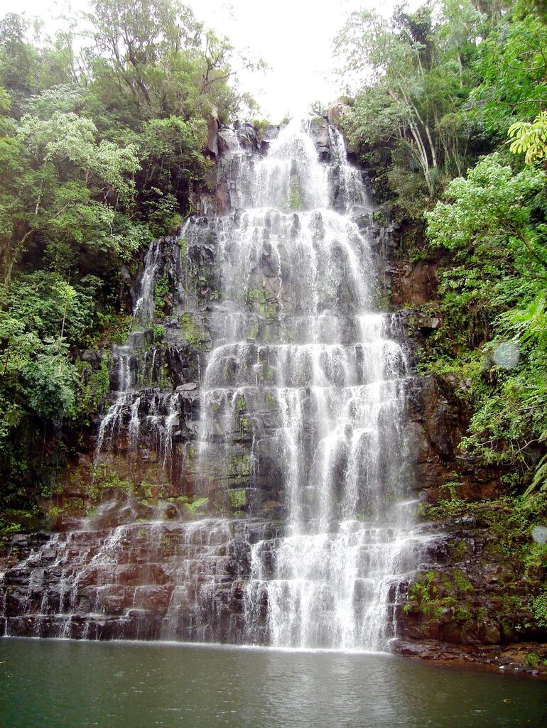 Imponente cascada de agua en el Salto Cristal.