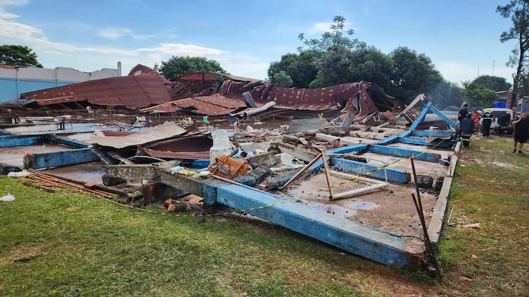 Escombros del tinglado derrumbado en Caaguazú.