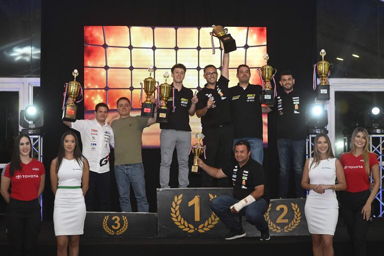 Fabián Herrera y Pedro Sosa (centro), campeones F2 y de la clase RC4A, junto a Enrico Massagrande (izq.) y Miguel Franco (der.).