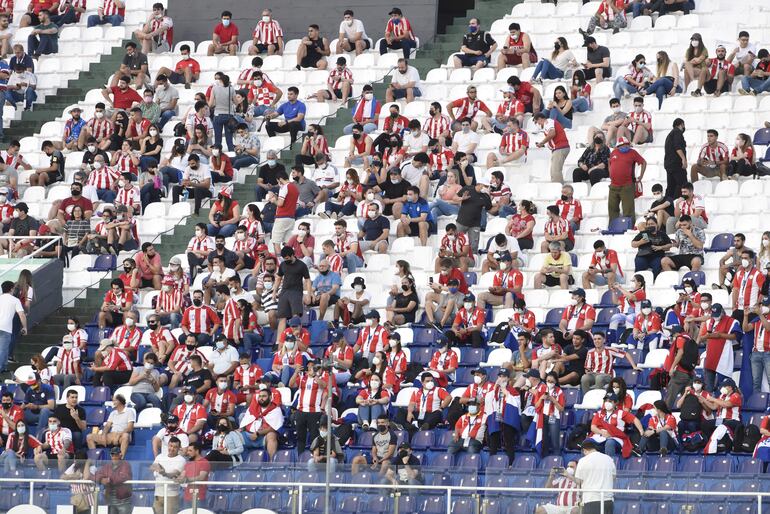 Hinchada en modo covid-19 en el Defensores del Chaco.