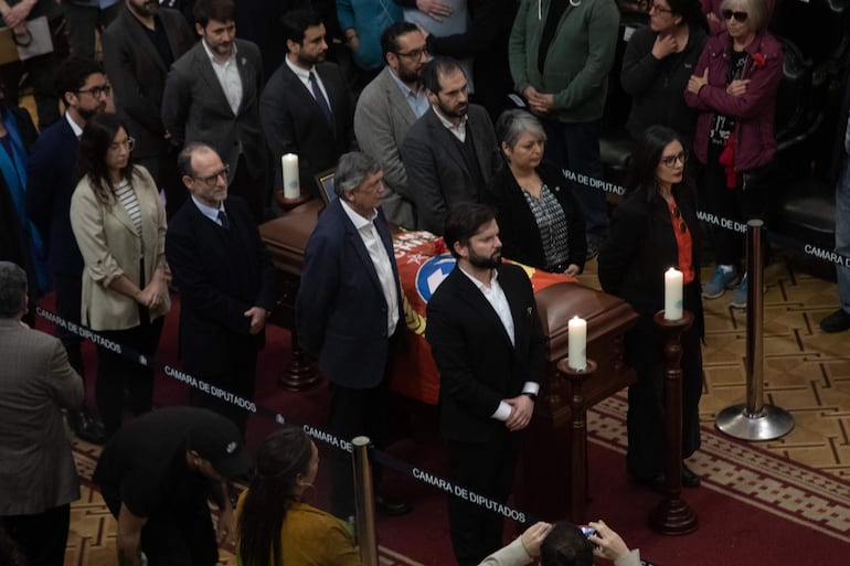 El mandatario chileno Gabriel Boric (abajo) asiste hoy al velorio del presidente del Partido Comunista (PC) de Chile, Guillermo Teillier, en la antigua sede del Congreso Nacional en Santiago (Chile). Teillier del Valle falleció la madrugada de este martes a los 79 años, informó el Hospital Clínico de la Universidad de Chile, luego de sufrir varios problemas de salud asociados al coronavirus que contrajo en septiembre de 2022.