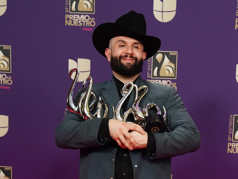 Carin León posa con sus estatuillas tras la ceremonia de los Premios Lo Nuestro, en la que se convirtió en uno de los principales ganadores.