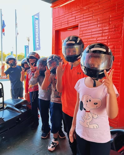 Los emocionados niños posan para la foto, antes de iniciar una de las actividades de la "Colonia de Vacaciones".