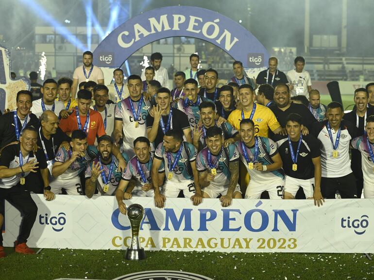 Los jugadores de Libertad festejan con el trofeo de campeón de la Copa Paraguay 2023 en el estadio Parque del Guairá, en Villarrica.