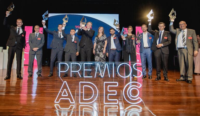 Vista de los representantes de empresas galardonadas en la edición 2023 de los Premios ADEC.