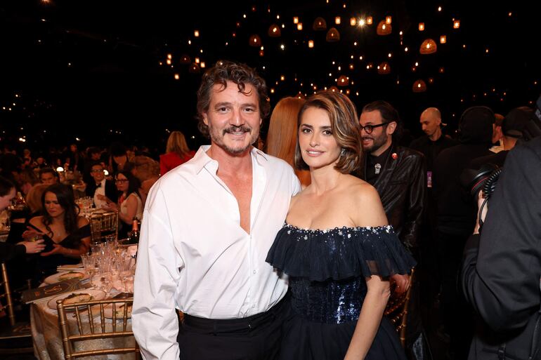 Pedro Pascal y Penélope Cruz en la gala anual de los Premios SAG (Screen Actors Guild Awards) en el Shrine Auditorium and Expo Hall. (Matt Winkelmeyer / GETTY IMAGES NORTH AMERICA / Getty Images via AFP)