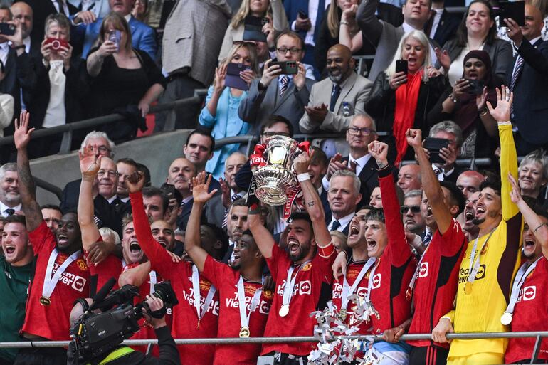 El trofeo de campeón de la Copa de Inglaterra, a manos del portugués Bruno Fernandes (29).