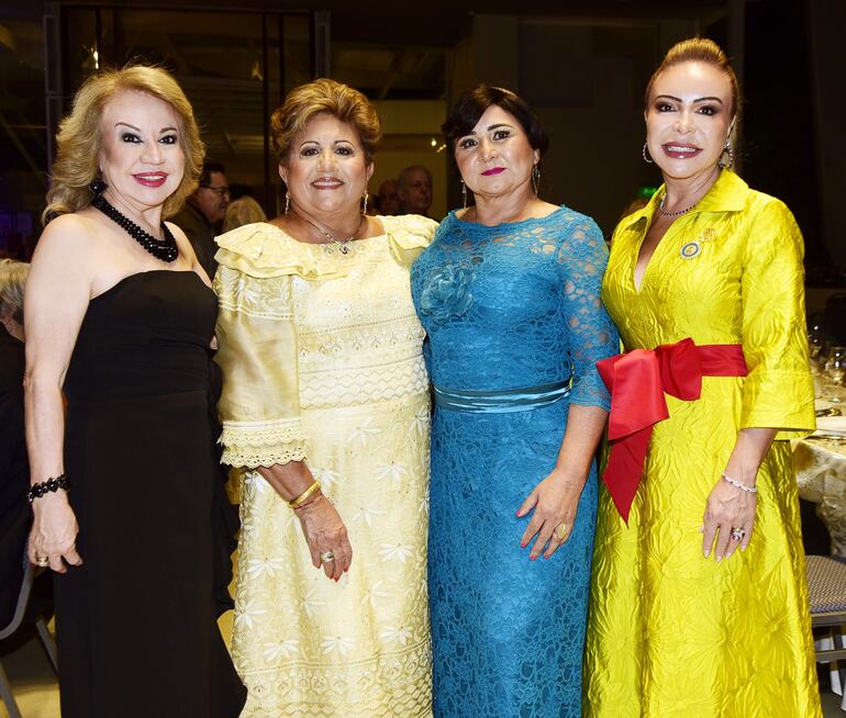 Emilce Peralta, María Elena Wapenka, Mirtha Santander y María Cristina Peralta.