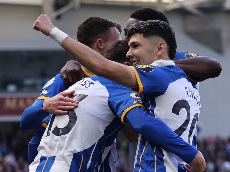 Julio Enciso (d), jugador del Brighton, celebra uno de los tantos en la goleada sobre el Wolverhampton por la ronda 34 de la Premier League de Inglaterra.